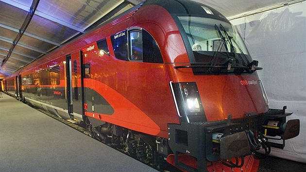 Rakouský rychlovlak Railjet na beclavském nádraí v ervnu 2009.