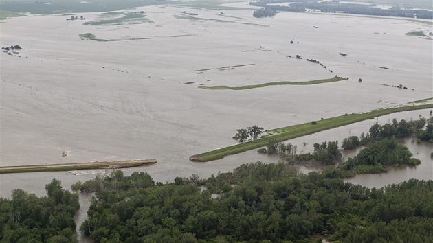 Missouri po protrení hráze zaplavila i domy poblí msta Bartlett.