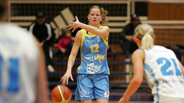Markéta Bednářová (uprostřed) jako dirigentka akcí USK Praha během duelu s Karlovými Vary Markéta Bednářová (uprostřed) jako dirigentka akcí USK Praha během duelu s Karlovými Vary