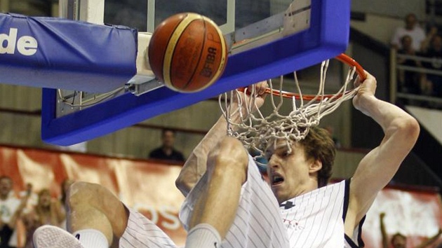 Jan Veselý si libuje v podobných efektních smeích. Proto si eskou hvzdu z Partizanu Blehrad v noci na pátek vybere jeden z klub slavné zámoské NBA.