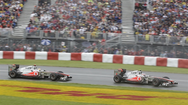 OBA VOZY MCLARENU. Jenson Button (vpravo) a Lewis Hamilton.