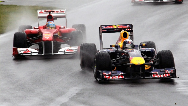 Sebastian Vettel (vpravo) z Red Bullu a Fernando Alonso z Ferrari na trati VC Kanady.