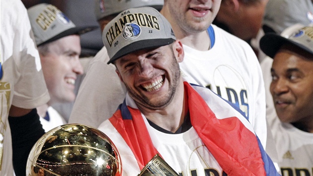 J. J. Barea z Dallasu Mavericks slaví titul v NBA.