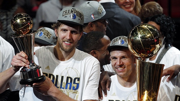 Dirk Nowitzki (vlevo) s cenou pro nejlepího hráe finálové série a Jason Kidd s trofejí Larryho O´Briena pro vítze NBA. V roce 2011 ji má Dallas Mavericks.