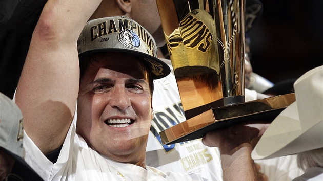 Mark Cuban, majitel Dallasu Mavericks, s trofejí pro ampiony NBA.