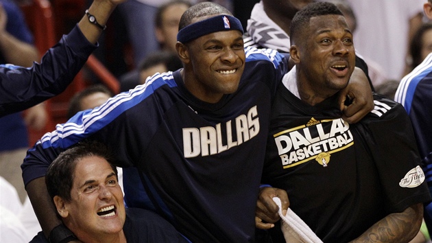 Basketbalisté Dallasu (a majitel jejich klubu Mark Cuban - vlevo) u z laviky odpoítávají poslední vteiny ped triumfem v NBA.