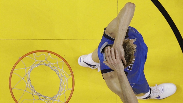 Dirk Nowitzki z Dallasu Mavericks po střeleckém neúspěchu. Dirk Nowitzki z Dallasu Mavericks po střeleckém neúspěchu.