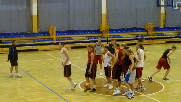 Basketbalistky na prvním tréninku ped ME v Polsku.