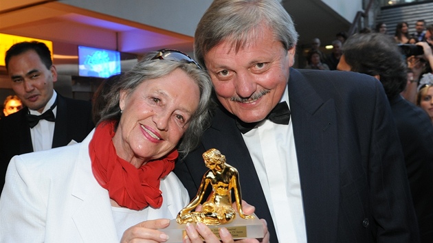 Nina Divkov a Svatopluk Skopal se Zlatou nymfou v ruce - Mezinrodn filmov festival v Monte Carlu (2011)