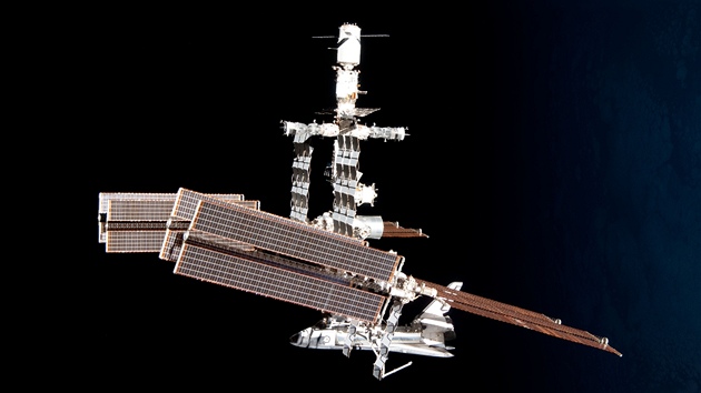 Raketoplán Endeavour pipojený k ISS