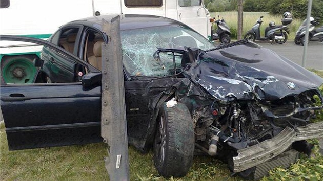 Nehoda BMW v Kyjích si vyžádala čtyři zraněné. (10. 6. 2011) Nehoda BMW v Kyjích si vyžádala čtyři zraněné. (10. 6. 2011)