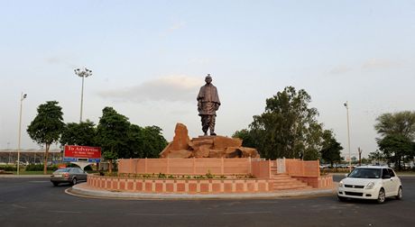 Mení socha Sardára Patéla u stojí u letit v gudarátské metropoli Ahmadábádu.