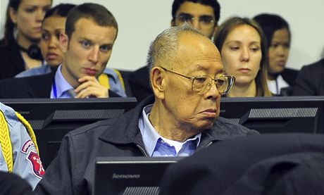 Nkdejí ministr zahranií Rudých Khmer Ieng Sary u soudu (27. ervna 2011)