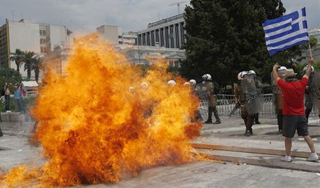 Protesty proti rozpotovm krtm v Atnch (29. ervna 2011)