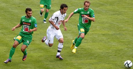 Z utkání Hradec Králové (v bílém) - Jablonec.