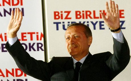 Souasný turecký premiér Tayyip Erdogan se svou stranou potetí vyhrál (12. ervna 2011)