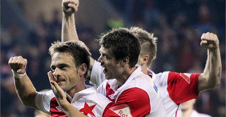 GÓLOVÁ OSLAVA. Fotbalisté Slavie se radují z branky, kterou vstelil Luká Jarolím (vlevo).