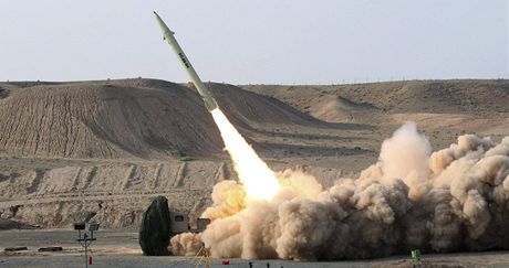 Test íránské rakety krátkého doletu Fateh-110 s dosahem asi 250 kilometr. (25.