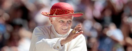 Pape Benedikt XVI. na Námstí svatého Petra ve Vatikánu. (15. ervna 2011)