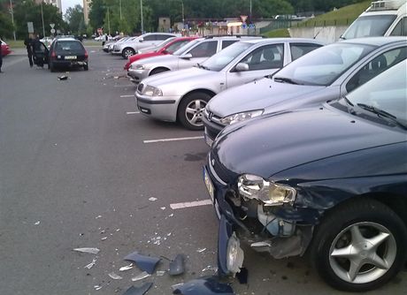 Opilý mu bez idiáku naboural v Ostrav na parkoviti nkolik automobil.