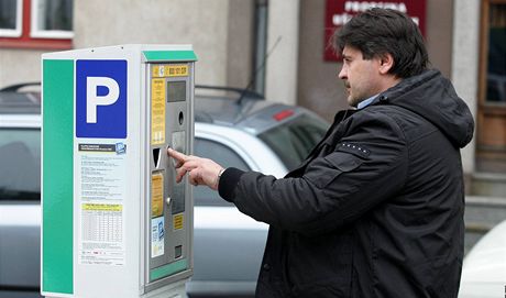 Lidé si rozmyslí zaplatit 40 korun za parkování a jít pro zboí za dv stovky, stuje si podnikatel. Ilustraní foto