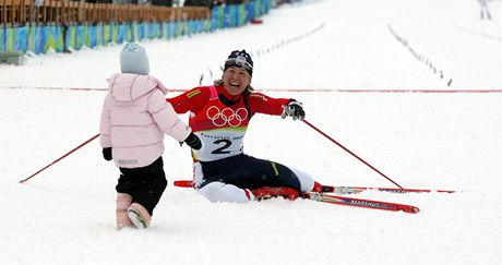 Slavný snímek Michala Riky. Kateina Neumannová s dcerou Lucií na olympijských hrách v Turín.