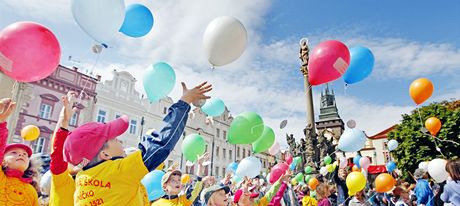 Festival Zrcadlo umní (viz foto ze zahájení jednoho minulých roník) chce pardubická radnice propojit s hokejbalovým ampionátem.   