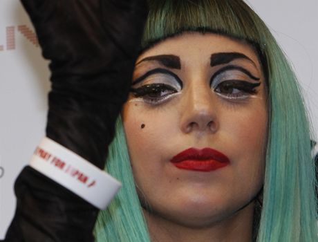 Lady Gaga pózuje v Japonsku se svým náramkem