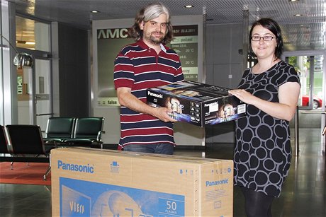 éfredaktor Technetu Jan Kuník pedává 3D plazmu a 3D Blu-ray pehráva Elice