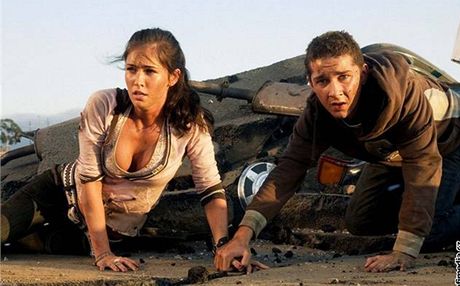 Megan Foxová a Shia LaBeouf ve filmu Transformers (2007)