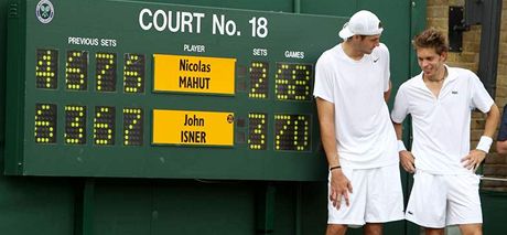John Isner (vlevo) a Nicolas Mahut po nejdelím zápasu tenisové historie.