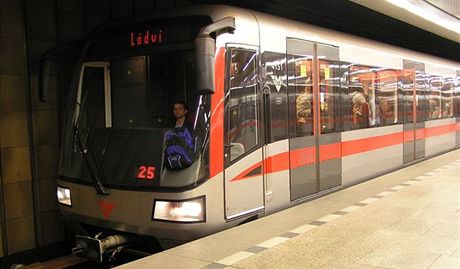 Souprava M1 trasy C ve stanici Vltavsk