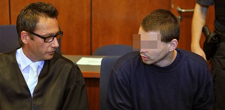 Kanibal Jan O. (vpravo) u soudu se svým advokátem