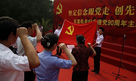 íntí komunisté skládají ped vlajkou slib. (29. 6. 2011)