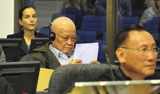 Nkdejí premiér Rudých Khmer Khieu Samphan u soudu (27. ervna 2011)