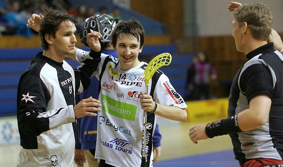 Hrái FBC PP Remedicum Ostrava (uprosted Petr Kapar) se radují z triumfu ve FatPipe Cupu. Výhru vychytal ve finále v nájezdech branká Vít Schulmeister (vlevo).