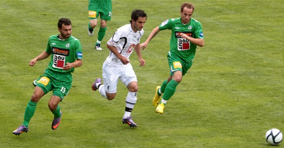 Z utkání Hradec Králové (v bílém) - Jablonec.