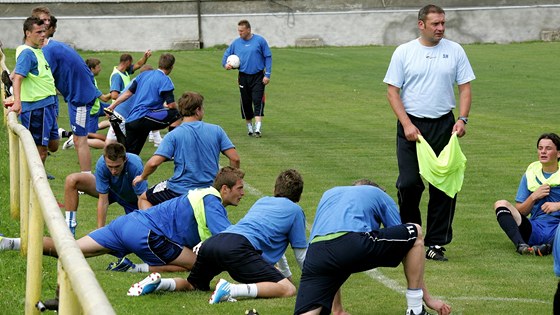 Kou Svatopluk Habanec (vpravo) vede trénink fotbalist Ústí.