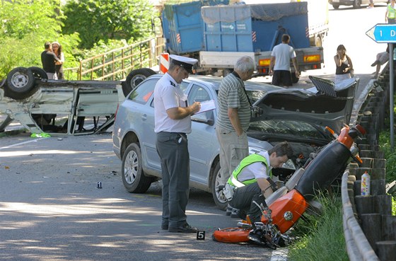 Policisté vyetují píinu hromadné nehody dvou nákladních, dvou osobních aut