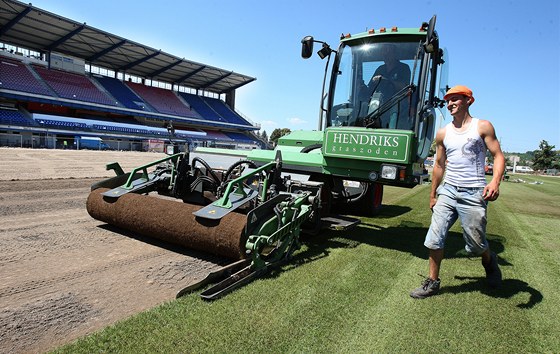 Pokládka nového trávníku na rekonstruovaném stadionu ve truncových sadech v