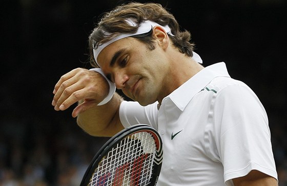 STAROSTI. Roger Federer si utírá pot z ela pi tvrtfinále Wimbledonu