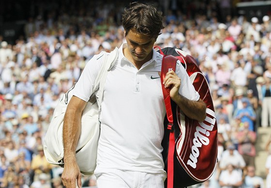 KONÍ. výcar Roger Federer odchází po prohraném tvrtfinále Wimbledonu.