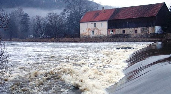 Chlapec bojoval se silným vírem pod splavem eky Desné v umperku (ilustraní foto).