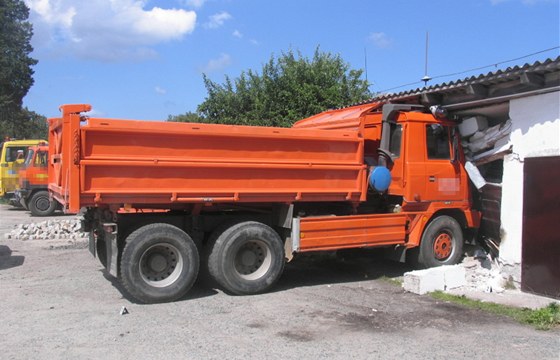 V Mrákotín na Jihlavsku probourala patn zabrzdná Tatra ze skladu.