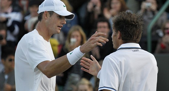 John Isner (vlevo) a Nicolas Mahut po repríze nejdelího zápasu historie 