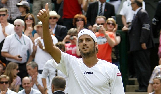 Feliciano Lopez zdraví diváky poté, co z Wimbledonu vyadil Andyho Roddicka