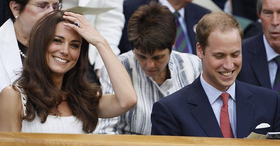 William a Kate, vévoda a vévodkyn z Cambridge, sledují Wimbledon.