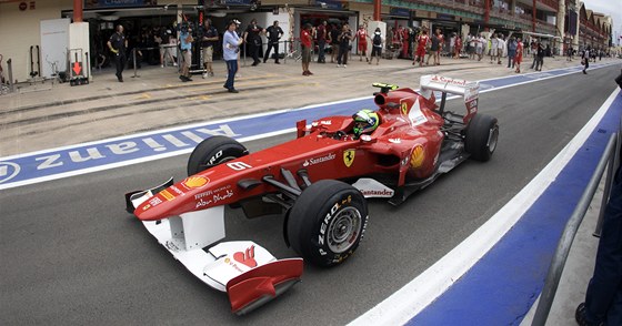 V BOXECH. Felipe Massa na Ferrari projídí boxy bhem tréninku na Velkou cenu