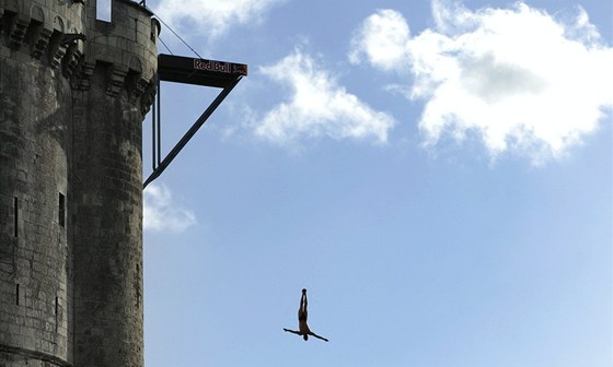 SKOK DO HLUBIN. Michal Navrátil obsadil v závod Red Bull Cliff Diving v La Rochelle druhé místo.