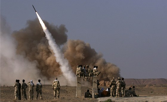 Íránské revoluní gardy testovaly raketu krátkého doletu Zelzal (28. ervna 2011)